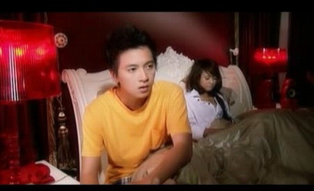 Ngô Kiến Huy vào vai một người chồng có khuôn mặt “trẻ con” trong clip ca nhạc Giả vờ yêu